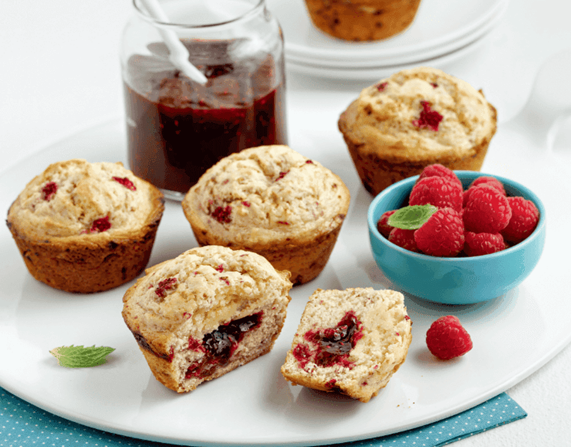 Découvrez la recette des muffins fourrés aux framboises